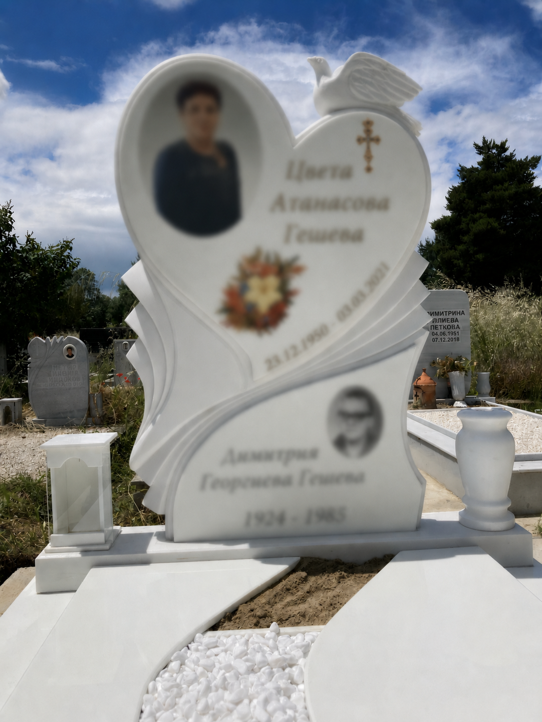Бял паметник във формата на сърце и гълъб