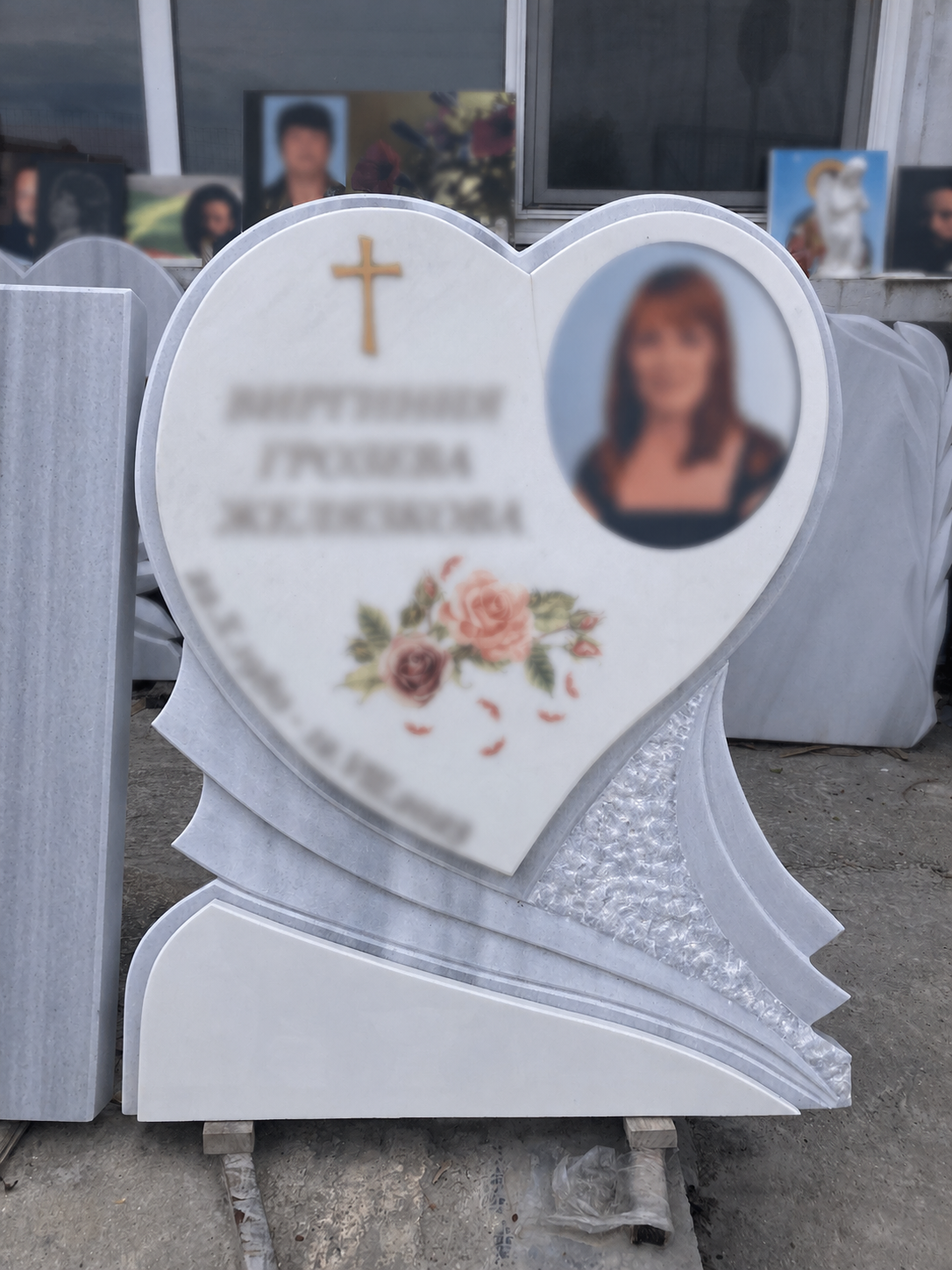 Паметник сърце с плисети с бяла плича с букет рози
