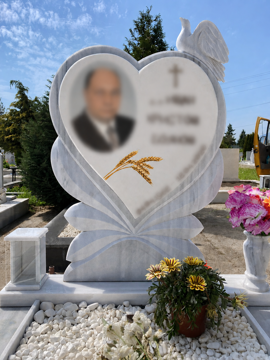 Паметник сърце с гълъб с бяла плоча